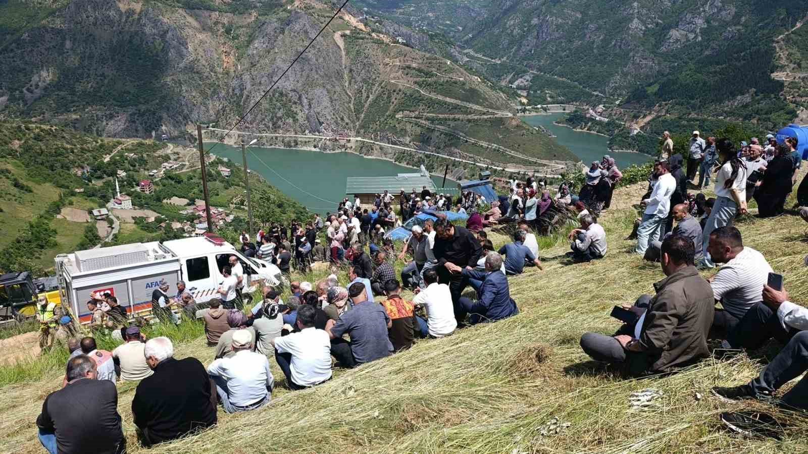 Gümüşhane’de Beton Mikseri 150 Metrelik Dik Yamaçtan Yuvarlandı: 2 Ölü, 1 Yaralı
