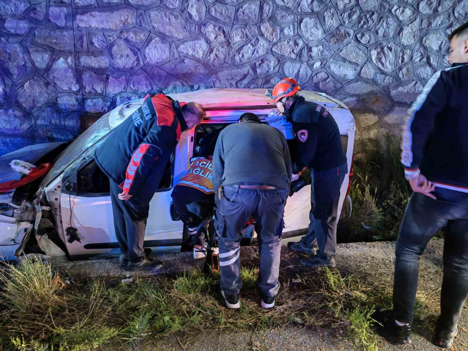 Çorum’da Hafif Ticari Araç İstinat Duvarından Yan Yola Uçtu: