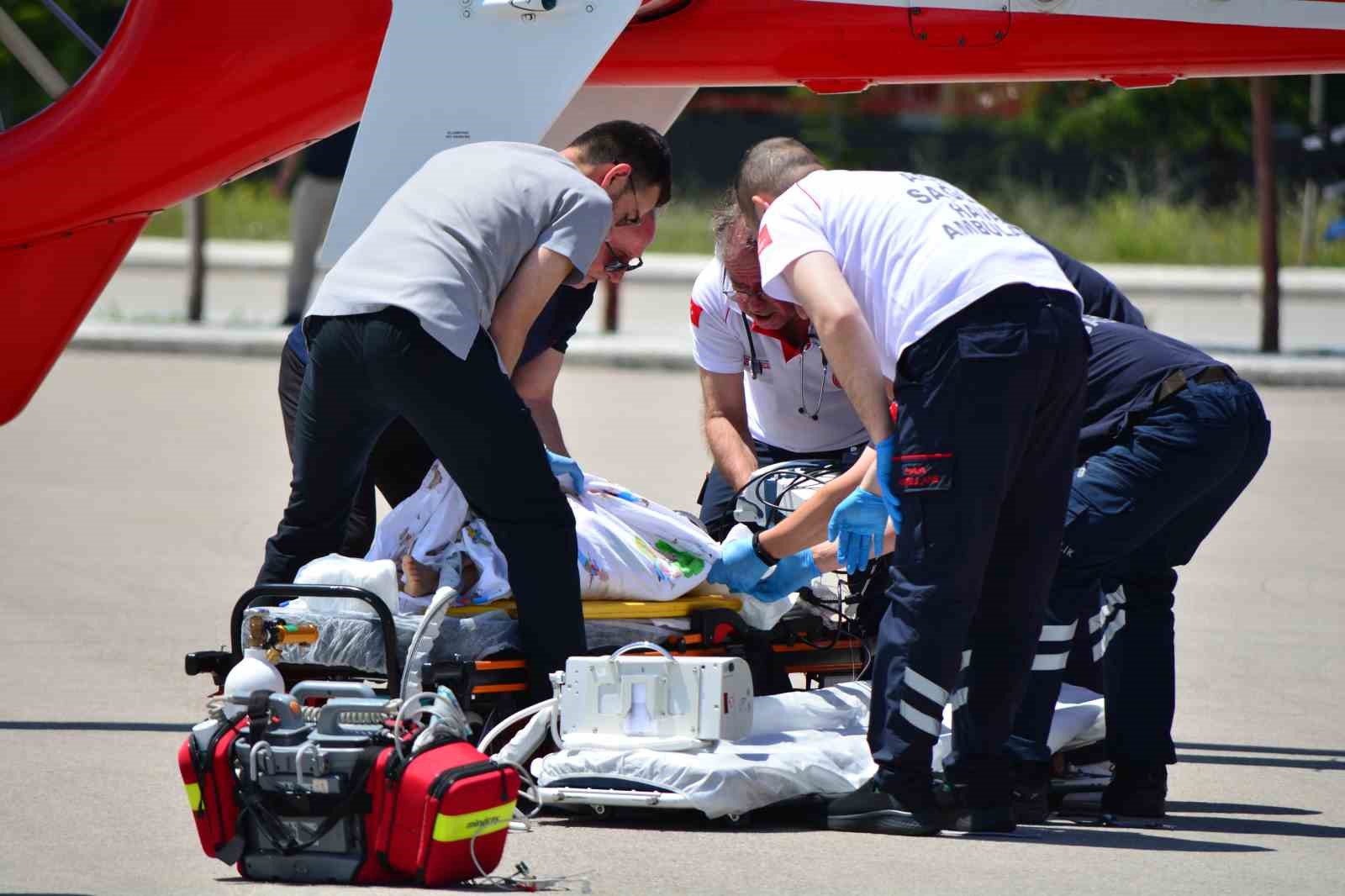 Çorum’da Balkondan Düşen Çocuk Ağır Yaralandı, Ambulans Helikopterle Ankara’ya Sevk Edildi