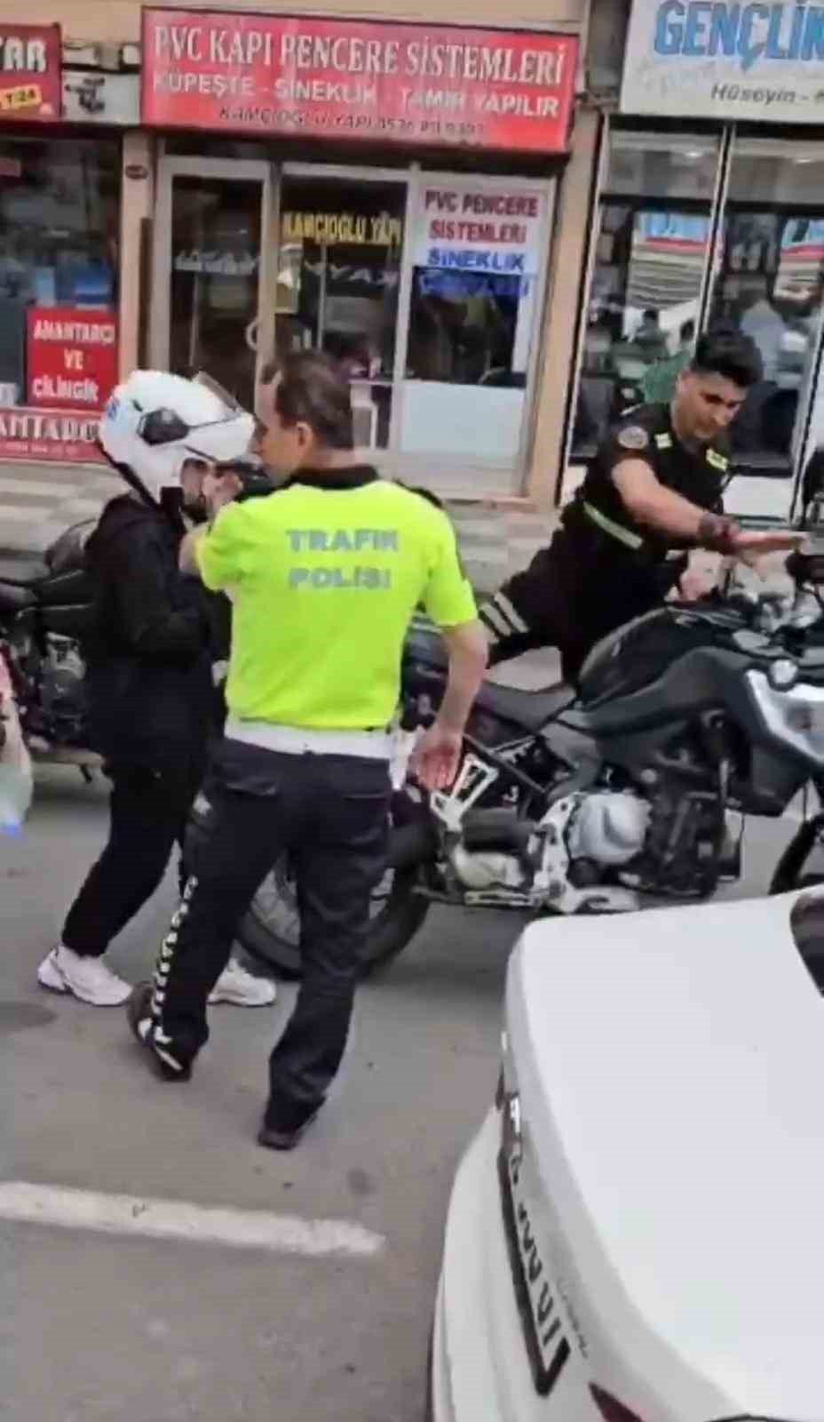 Trabzon’da Yks’ye Yetişemeyen Adayların Yardımına Polis Ekipleri Koştu