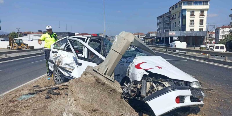 Bafra’da Otomobil Aydınlatma Direğine Çarptı, Sürücü Yaralandı