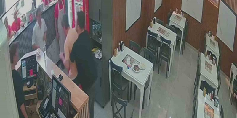 Ünye'de Dönercide Dehşet Anları: Boğazına Lavaş Kaçan Vatandaşı "Heimlich" Müdahalesi Kurtardı!