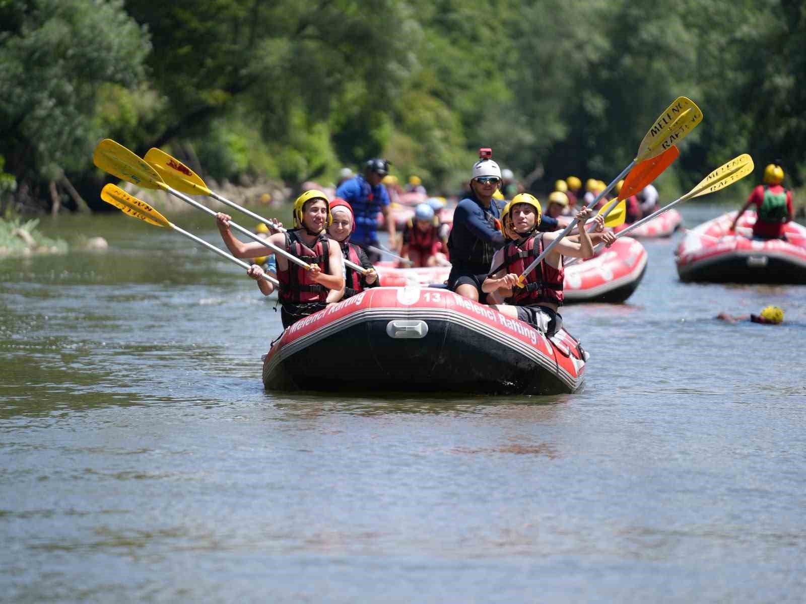 Düzce Belediyesi’nden Gençlere Adrenalin Dolu Rafting Etkinliği