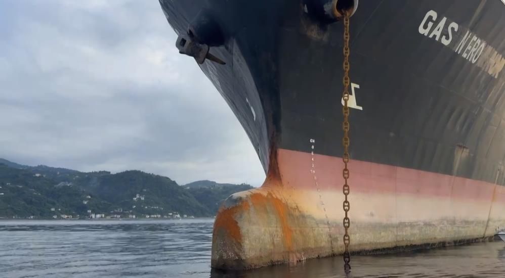 Karadeniz'de Dron Saldırısına Uğrayan LPG Tankeri Tamir İçin Sürmene Açıklarında Bekliyor