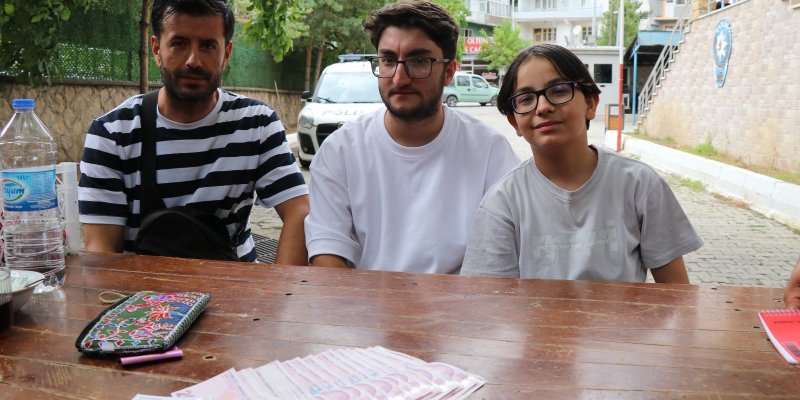 "insanlık Ölmemiş" Dedirttiler, Cüzdanını Kaybeden Yaşlı Kadını Sevindirdiler