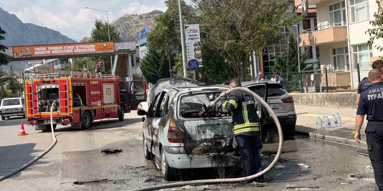 Amasya’da Seyir Halindeki Otomobil Alev Alev Yandı