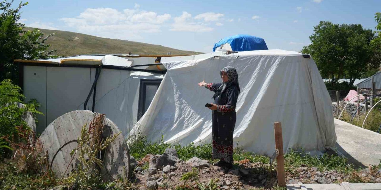 Satın Aldıkları Prefabrik Evin Önce Çatısı Damlattı, Sonra Tamamen Çöktü