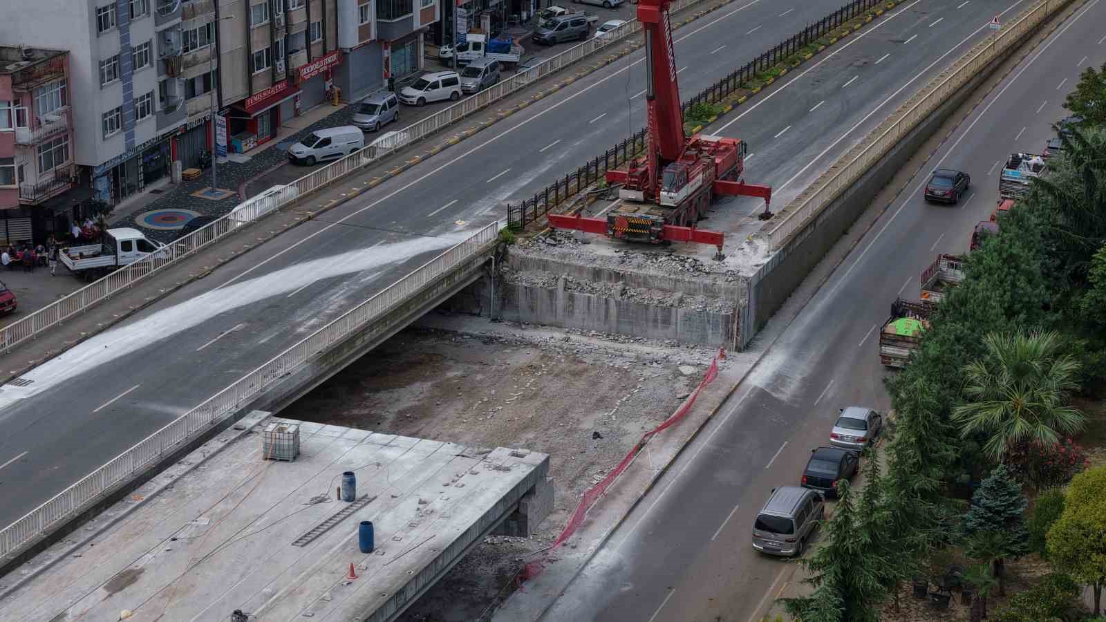 Yıkımı Süren Reşadiye Viyadüğü’nde İlk Beton Blok Sökülerek Alındı