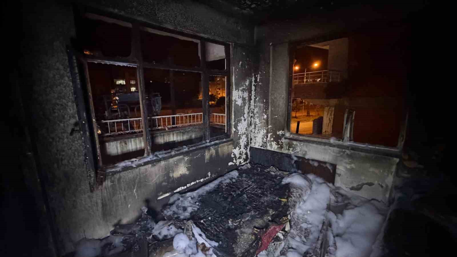 Hopa’da Şüpheli Ev Yangını: 1 Yaralı, 1 Gözaltı