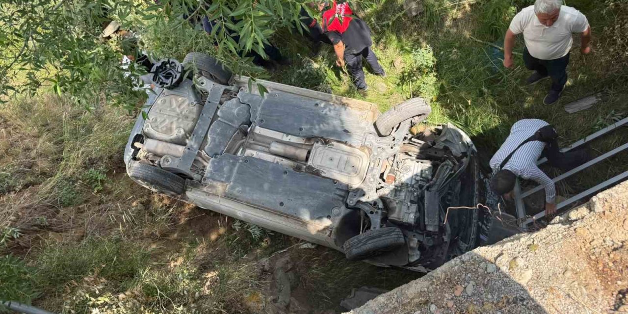 Bayburt’ta Düğün Aracı Dere Yatağına Düştü