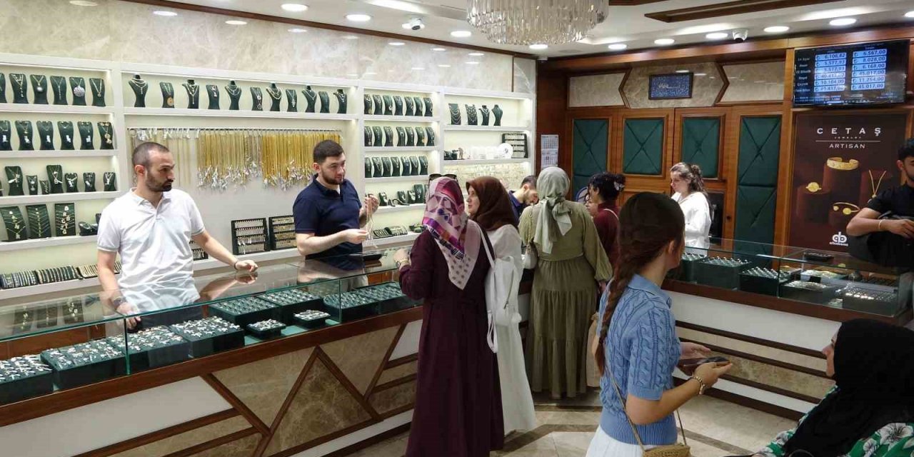 Kuyumcular Altın Fiyatlarındaki Hareketliliğin Piyasaya Yansıyacağına Düşünüyor