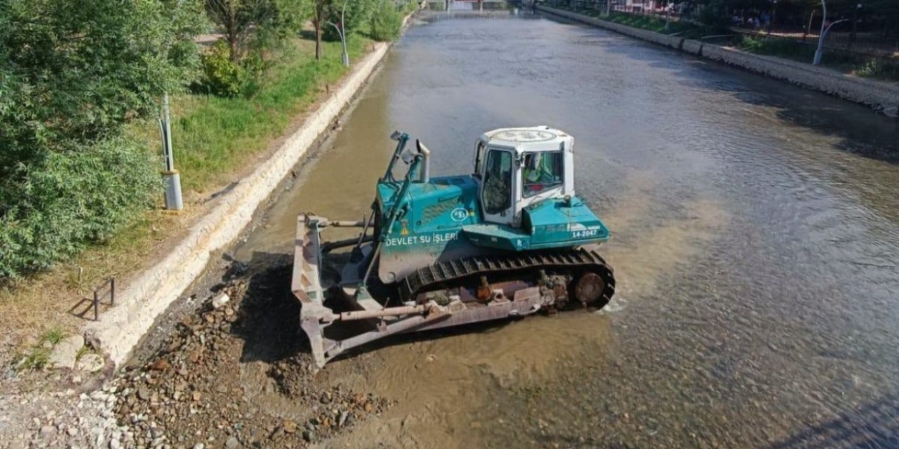 Bayburt’ta Bent Temizliği Ve Dere Yatağı Düzenleme Çalışmaları Sürüyor