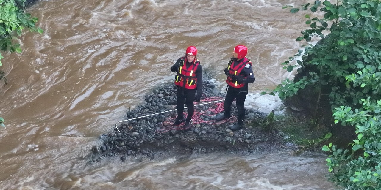 Giresun'da Yürek Yakan Sel Felaketi: Zıva Deresi'ne Kapılan Anne ve İki Kızının Cansız Bedenine Ulaşıldı