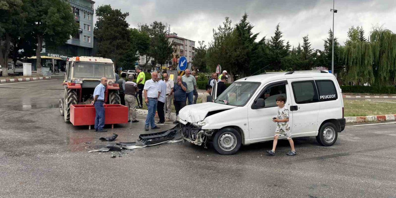 Hafif Ticari Araç İle Traktör Çarpıştı
