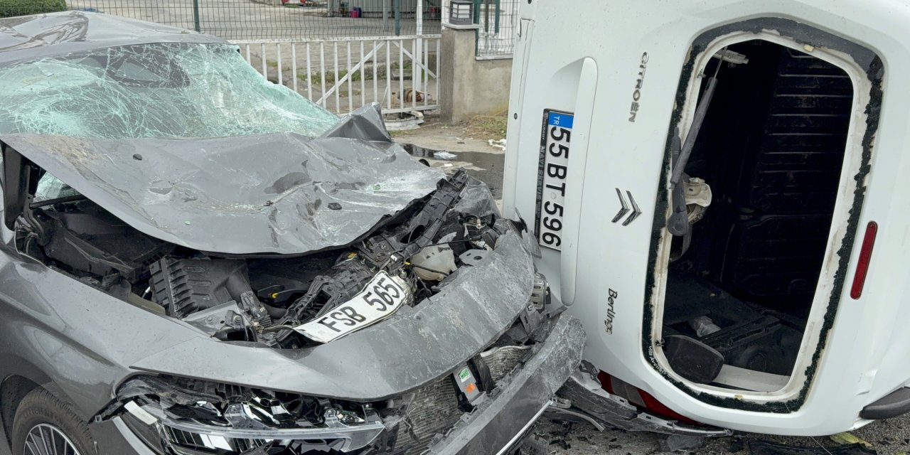 Yoldan Çıkan Araç Havalanarak Otomobilin Üzerine Düştü: 4 Yaralı