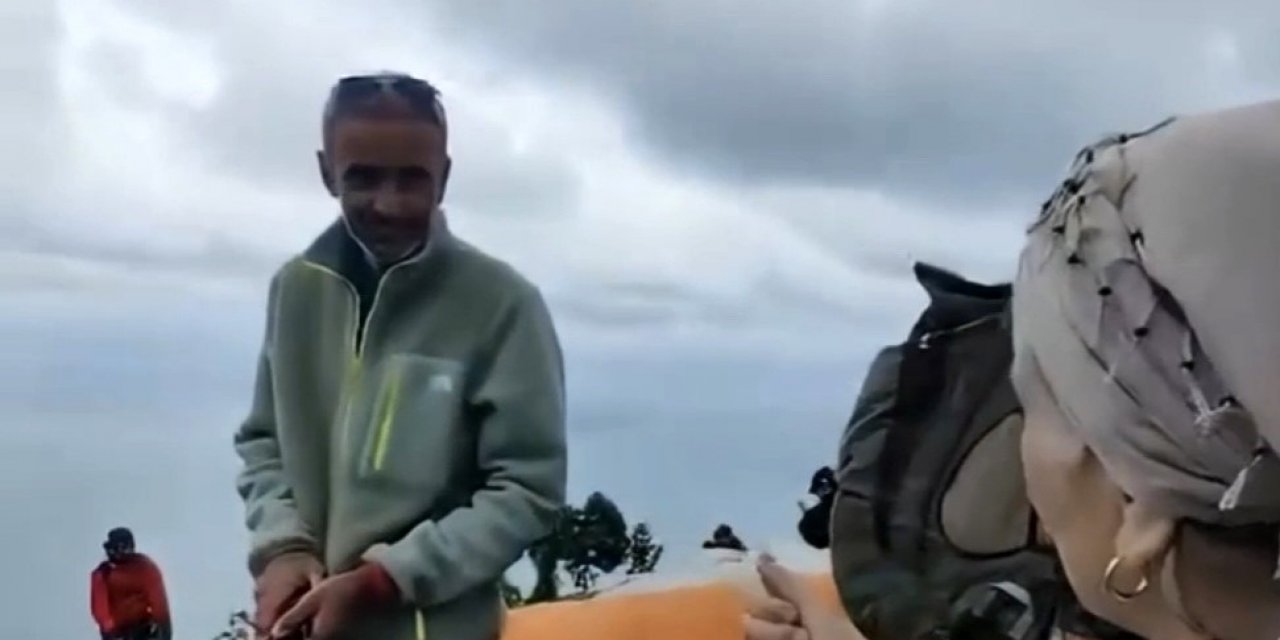 Artvin'deki Yamaç Paraşütü Yarışmasında Yöre Teyzesi ile Sporcular Arasındaki Eğlenceli Diyalog Gülümsetti