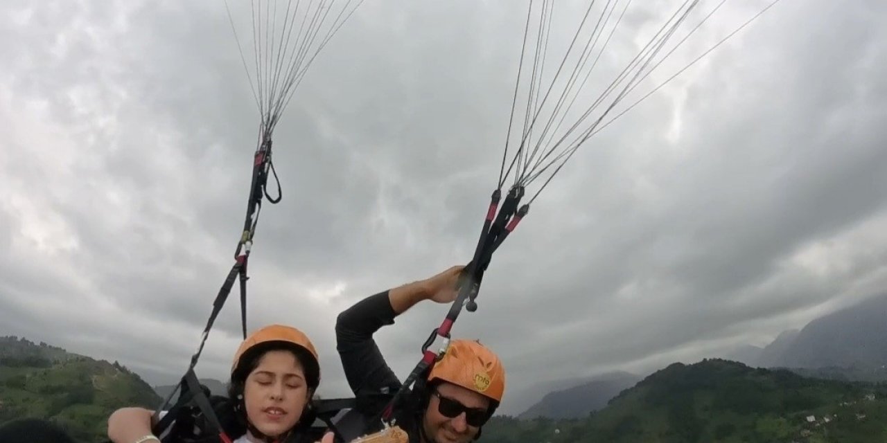 13 Yaşındaki Asya Yamaç Paraşütü İle Gökyüzünde Ukulele Çalıp Şarkı Söyledi