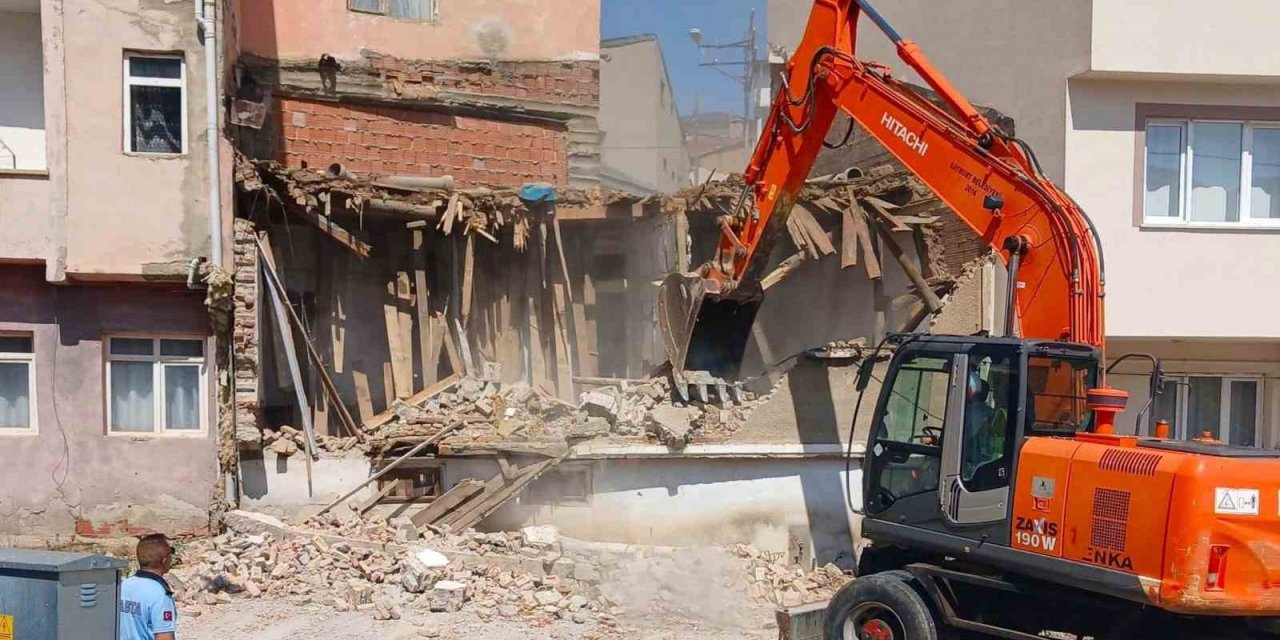 Bayburt’ta Metruk Binalar Yıkılıyor