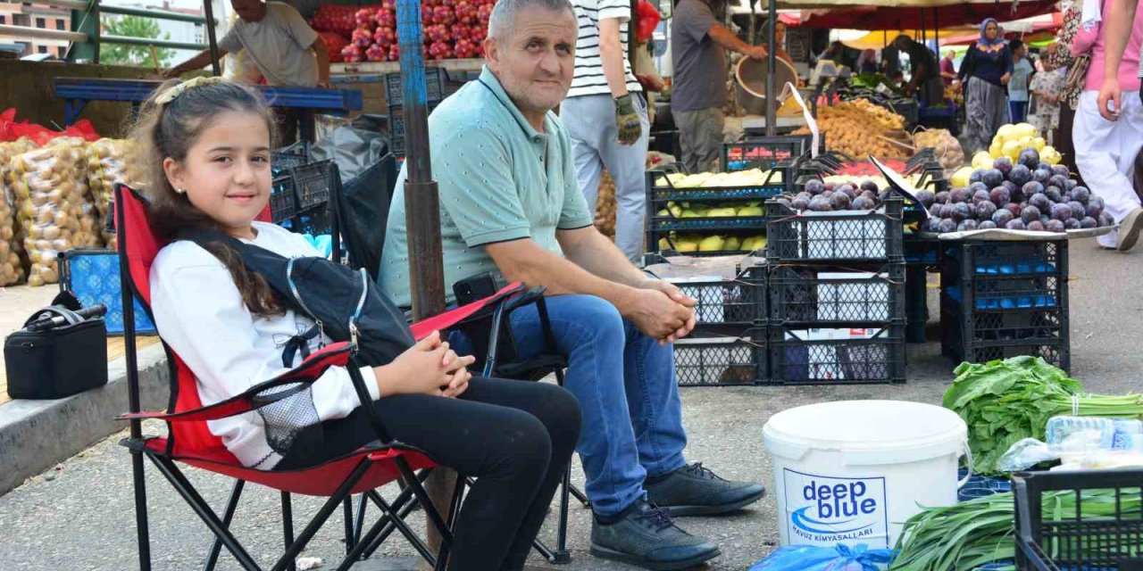 Tezgahların En Küçük Pazarcısı: 10 Yaşındaki Azra, Hasta Babasının Eli Ayağı Oldu