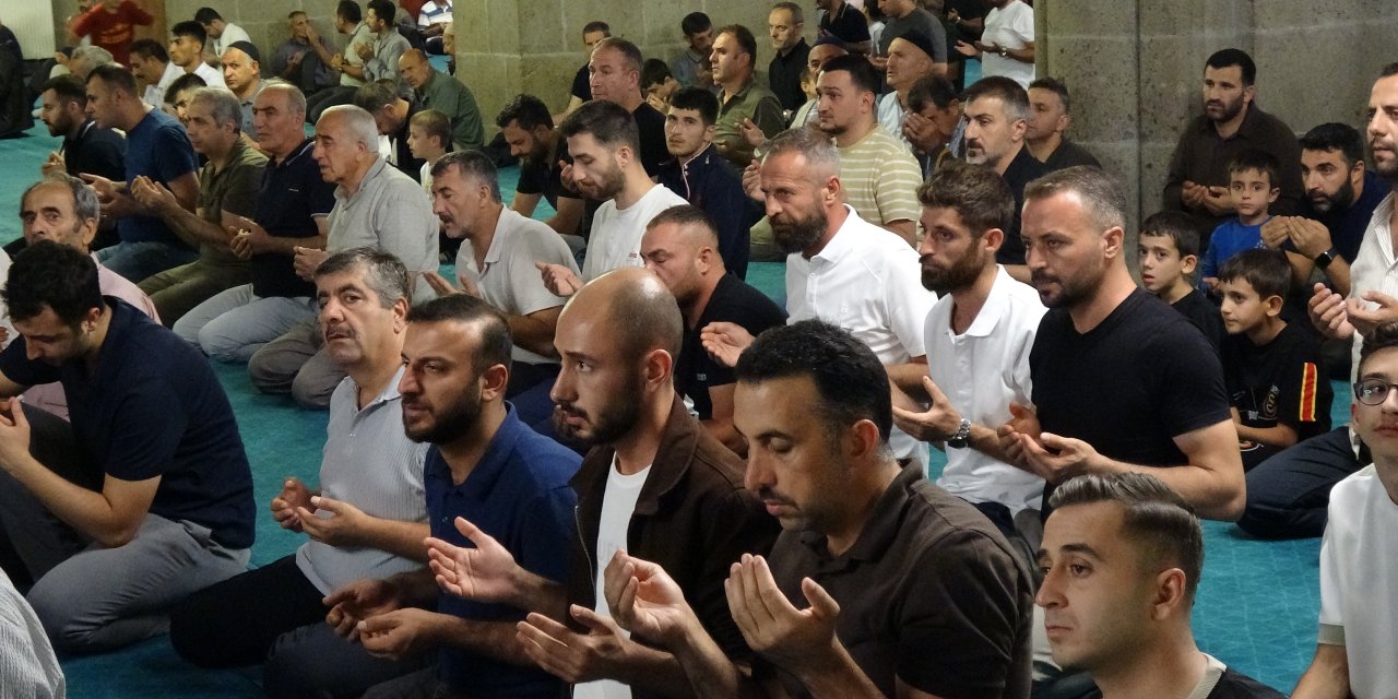 Erzurum’da Mevlid Kandili’nde Camiler Doldu Taştı