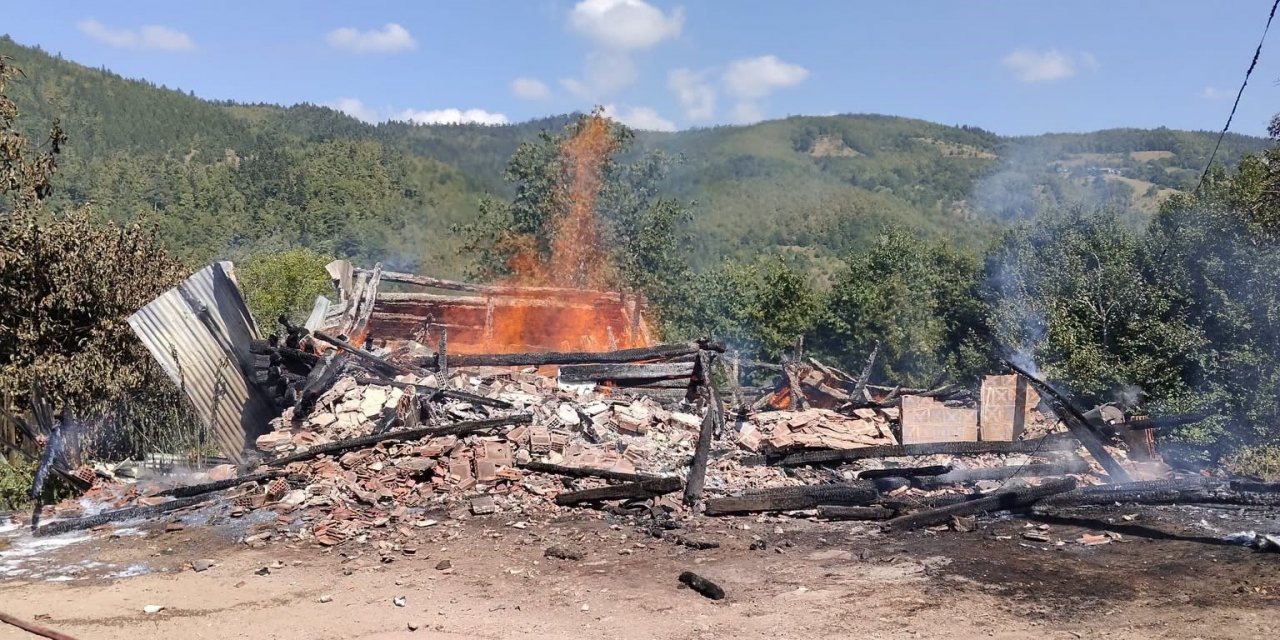 Kastamonu’da Alevlere Teslim Olan Ev Küle Döndü