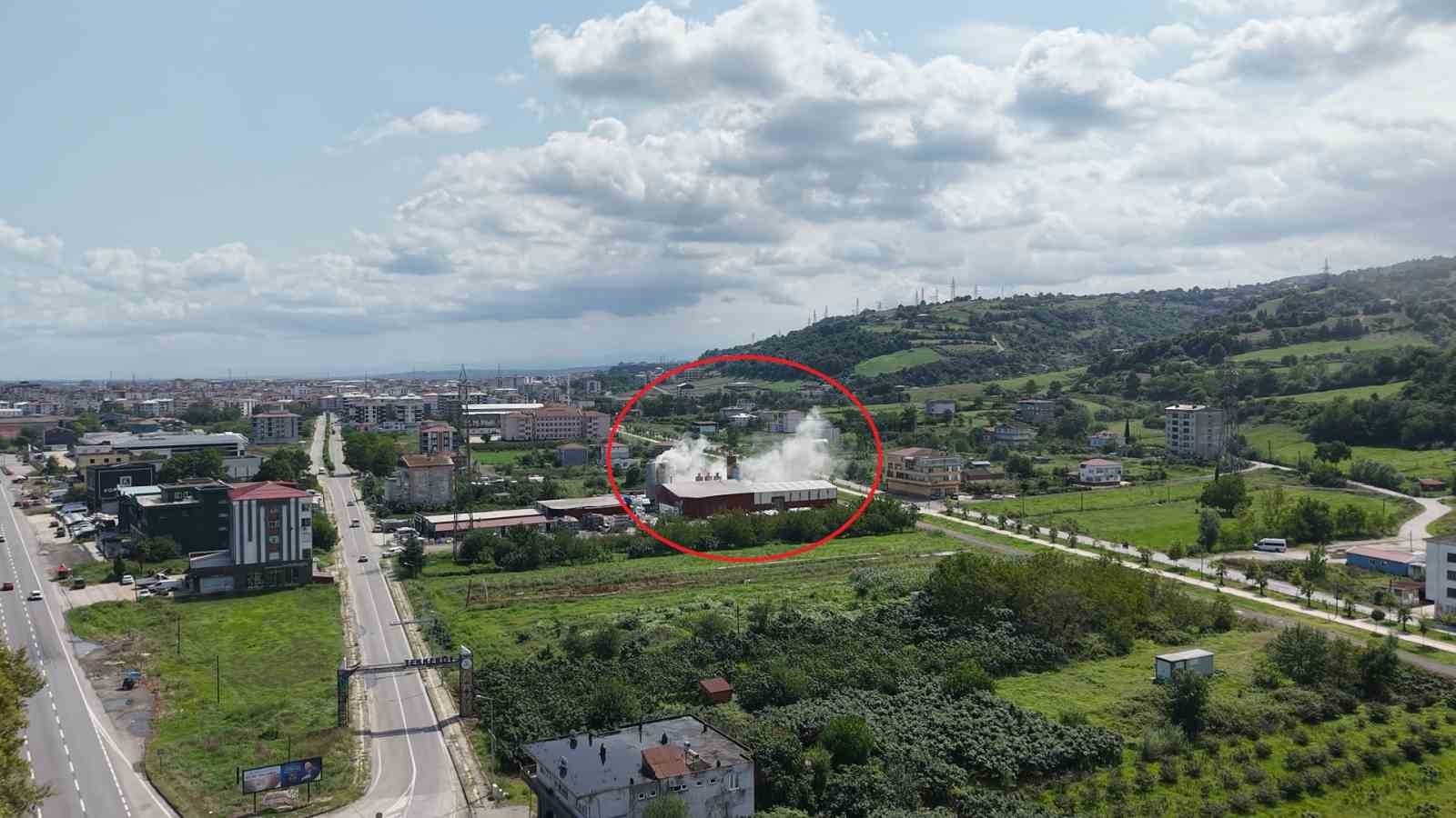 Fabrika Bacasından Çıkan Duman Korkuttu