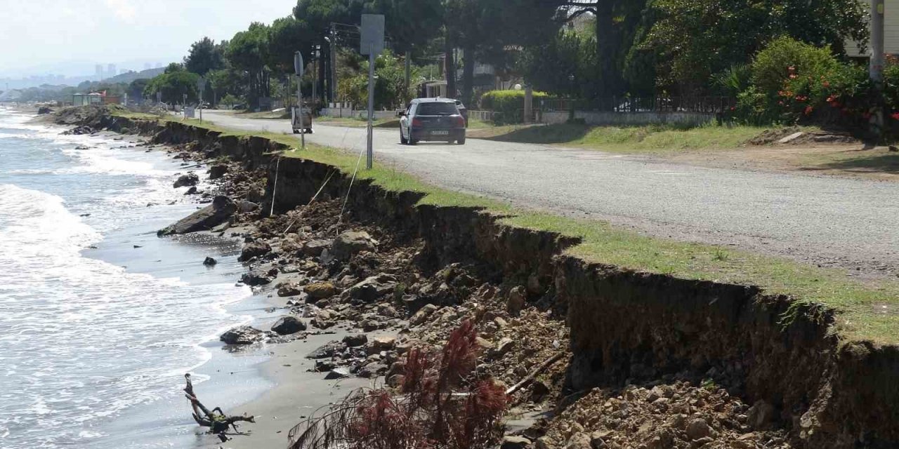 Samsun’da Kıyı Erozyonu Yola Kadar Ulaştı, Yapıları Tehdit Ediyor
