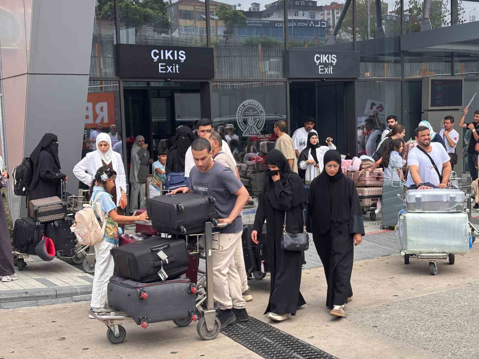 Trabzon Havalimanı’nda Uçak Trafiği Arttı, Yolcu Sayısı Yerinde Saydı