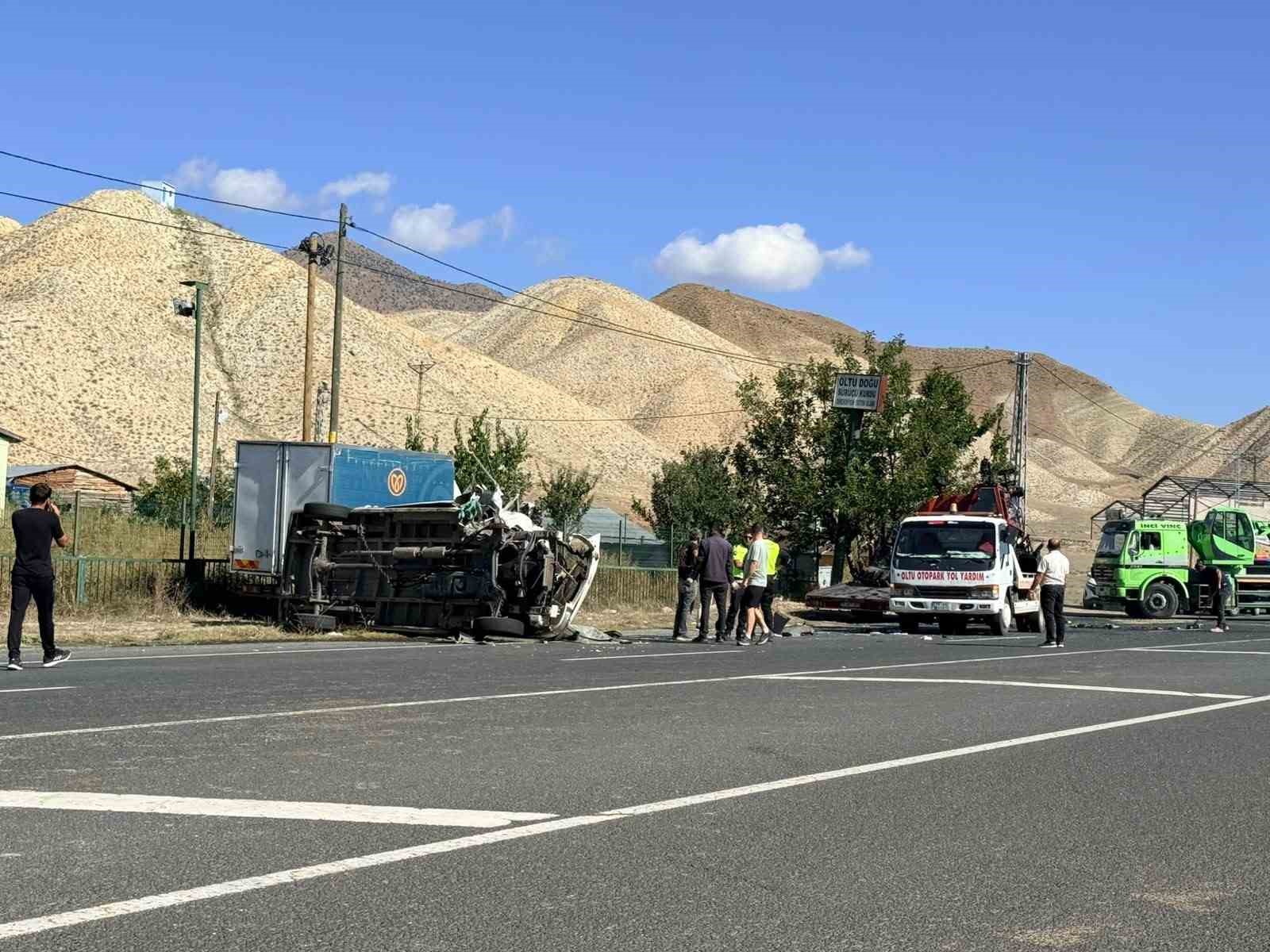 Oltu-ardahan Yolunda Feci Kaza: 2’si Ağır 3 Yaralı