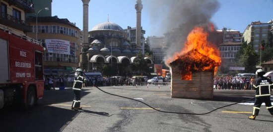 Rize'de İtfaiye Ekiplerinin Tatbikatı Nefes Kesti