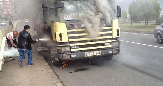 Yanan Tır’a, Esnaf Ve Şoförler Müdahale Etti