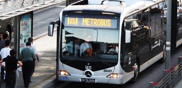 Metrobüsün altından metro çalışması çıktı