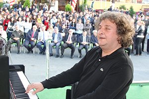 Çay fabrikasında piyano resitali