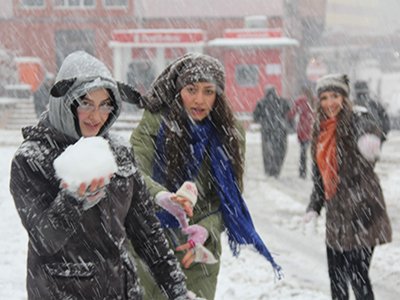 Kar rize’de öğrencilerin eğlencesi oldu