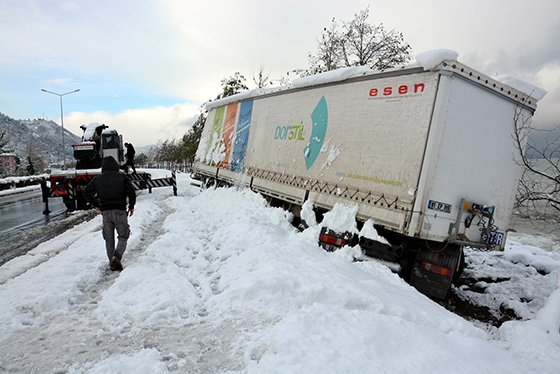 Tır Denize Düşmekten Son Anda Kurtuldu