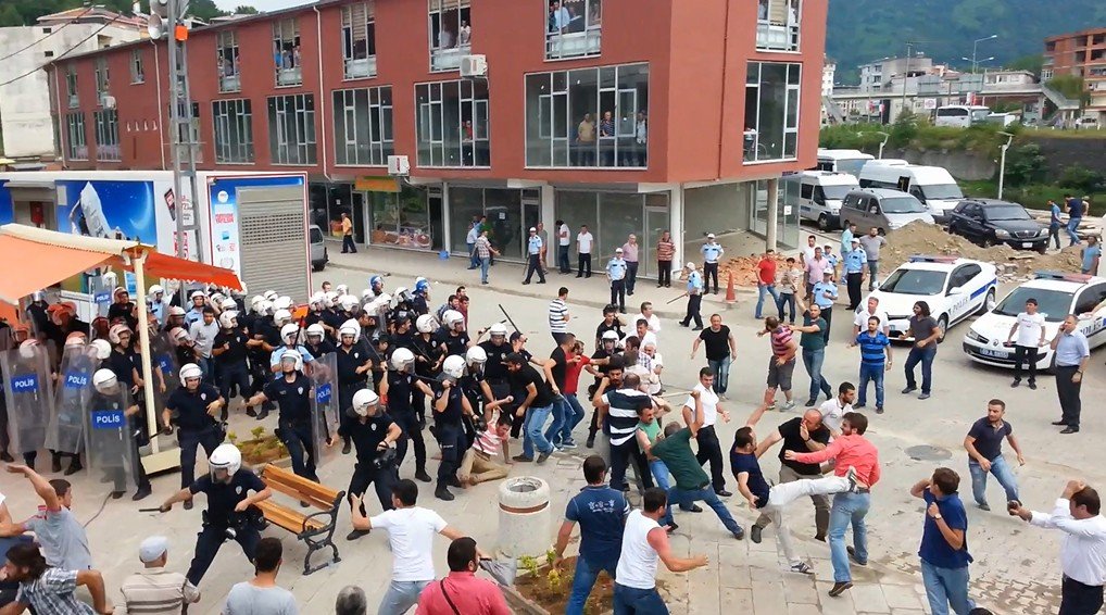 Hopa'da İHH'nın iftar TIR'ına saldırı
