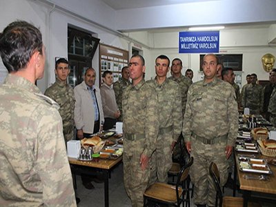 Şavşat kaymakamı sarıoğlu hudutta askerlerle