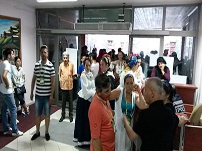 Festival için rize'ye gelen dansçı kızlara yağmur süprizi
