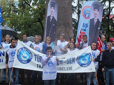 Trabzon’da öğretmenler yağmur altında eylem yaptılar