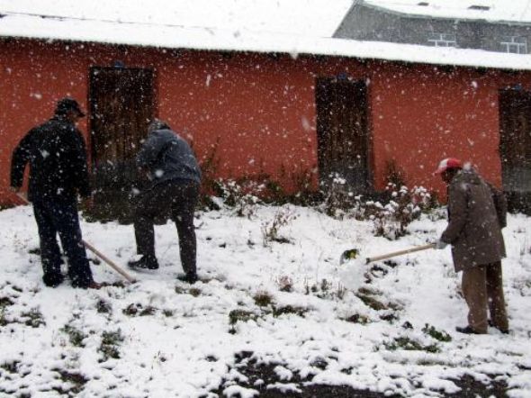 Ardahan'da kar ve tipi yolları kapattı
