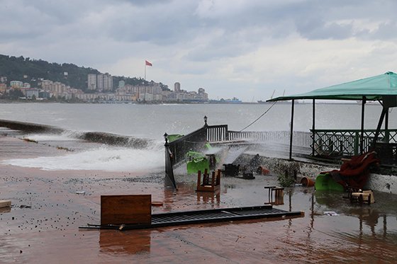 Rize'de Dev Dalgalar Sahili Vurdu