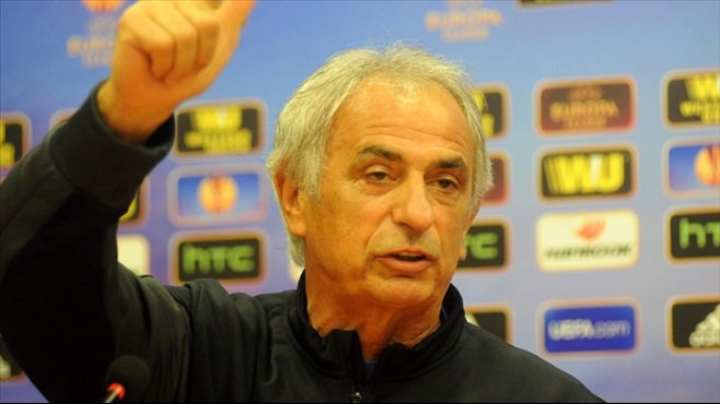 Vahid Halilhodzic telefonundaki transfer tekliflerini gösterdi
