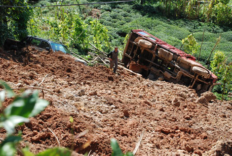 Rize'de heyelan kamyonetleri yuttu