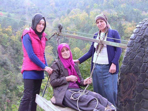 Yolları Kapanınca, Ulaşımı Teleferikle Sağlıyorlar