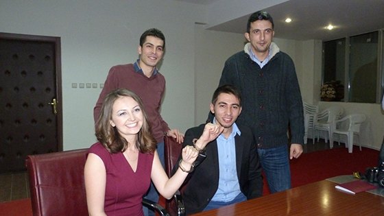 Sevgilerini Kelepçe İle Perçinlediler