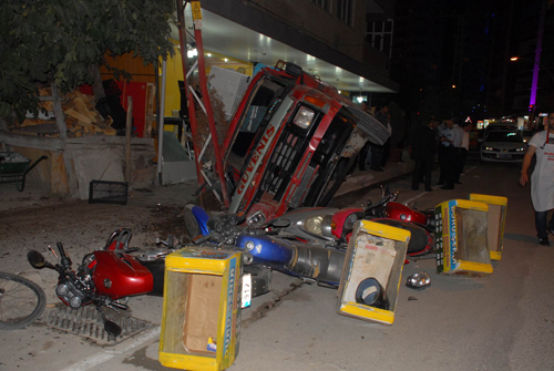 Freni Patlayan Kamyonet Dehşet Saçtı