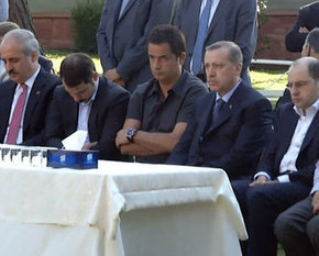 Başbakan Erdoğan annesinin cenazesini omuzladı