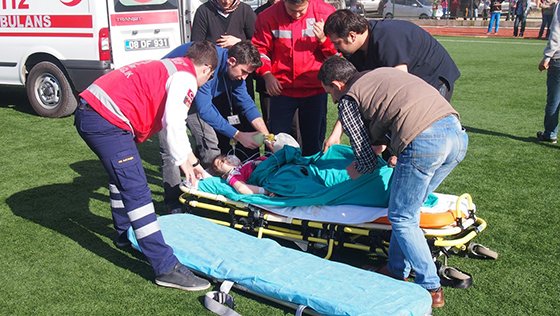 Ambulans helikopter genç kız için havalandı