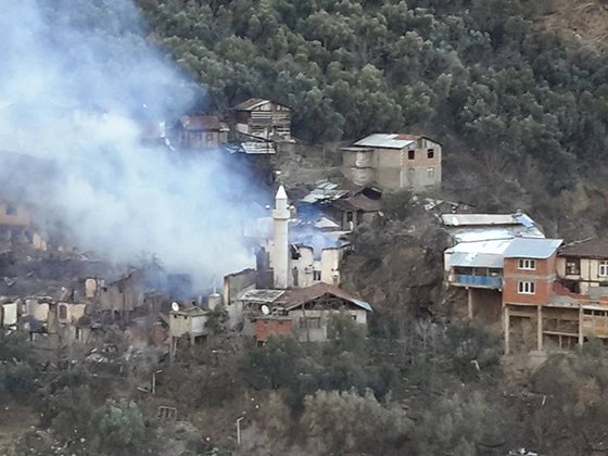Köyde Çıkan Yangında 20 Ev Yandı