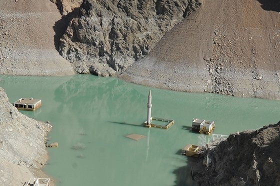 Barajda su seviyesi düştü, minare ortaya çıktı